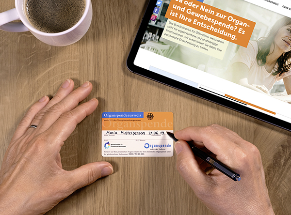 Organspende Anzeigenmotive, Motiv 3: Organspendeausweis mit Tablet Bildnachweis: BIÖG/ Hardy Welsch